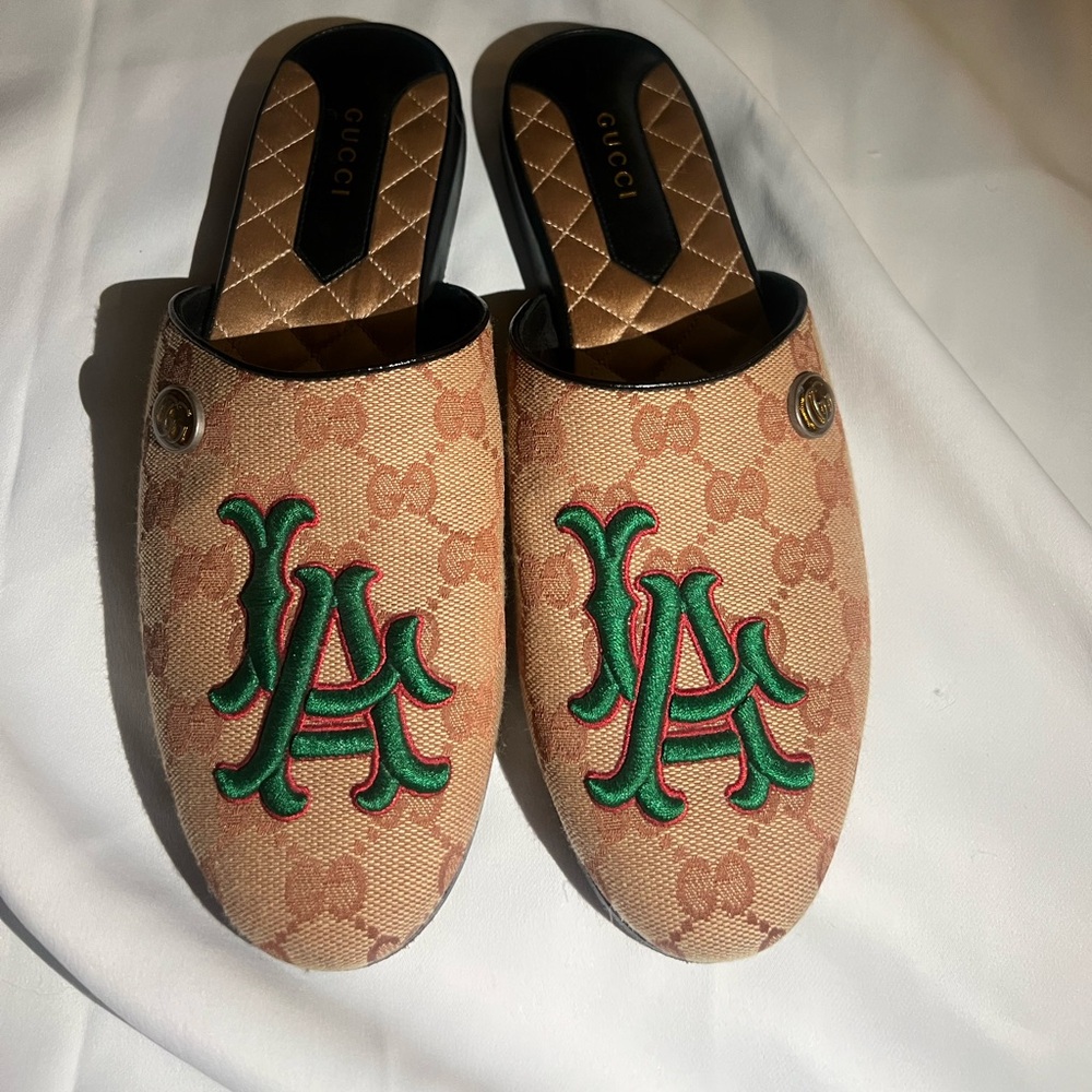Gucci Slippers / Loafers